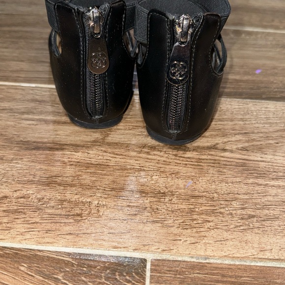 Toddler girls  size 12 daisy Fuentes dress shoes - Picture 5 of 5